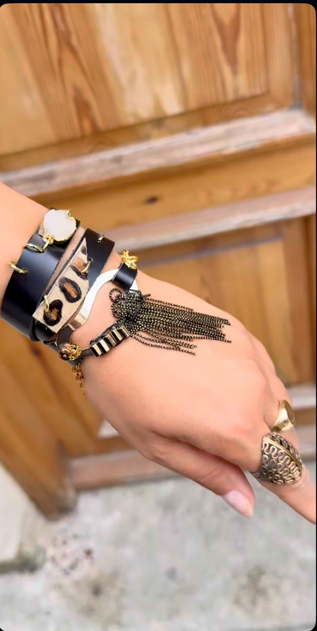 Genuine Leather Bracelet with Quartz & Hematite Stones – Handmade Horsehair Detail