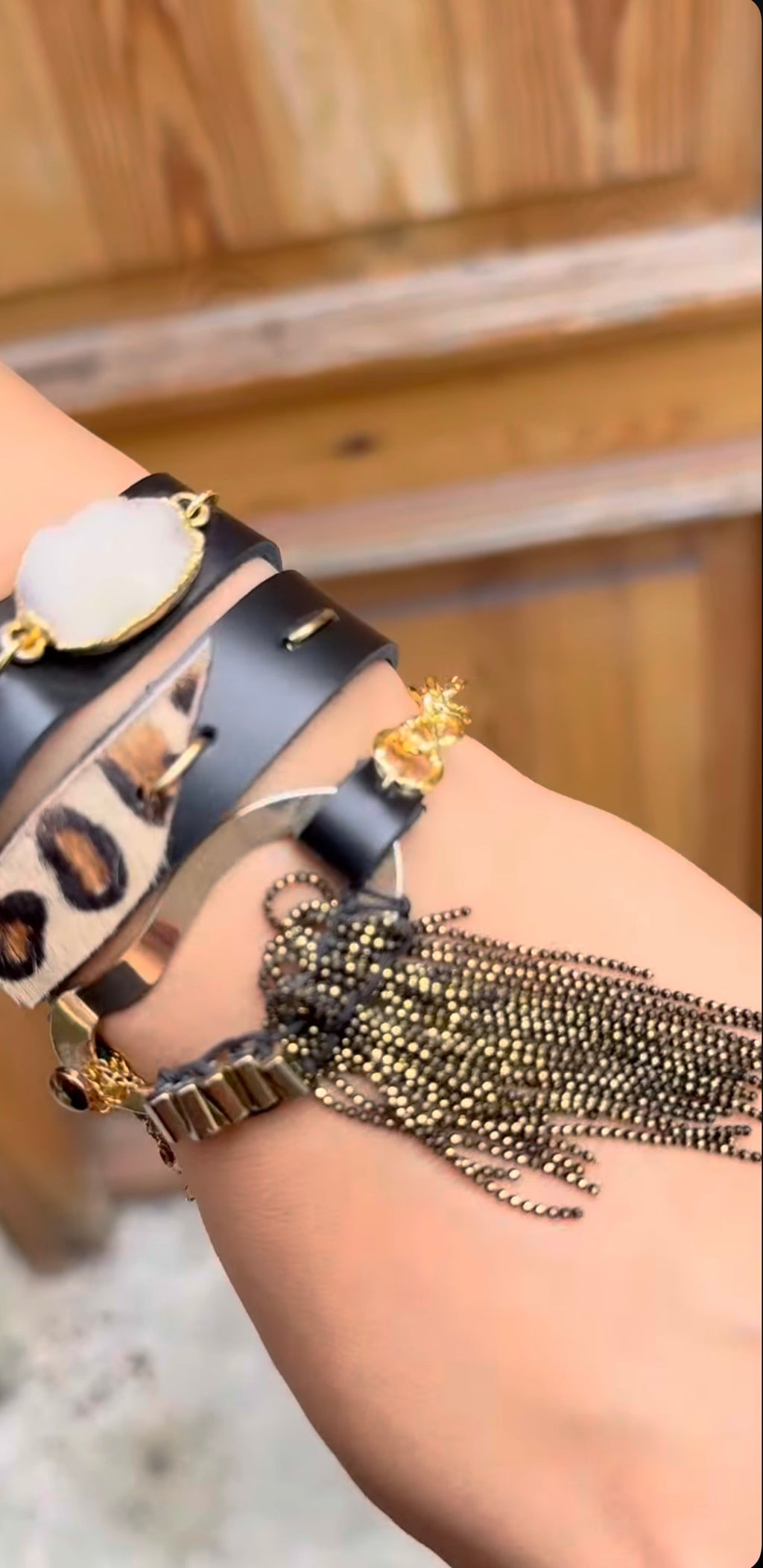 Genuine Leather Bracelet with Quartz & Hematite Stones – Handmade Horsehair Detail