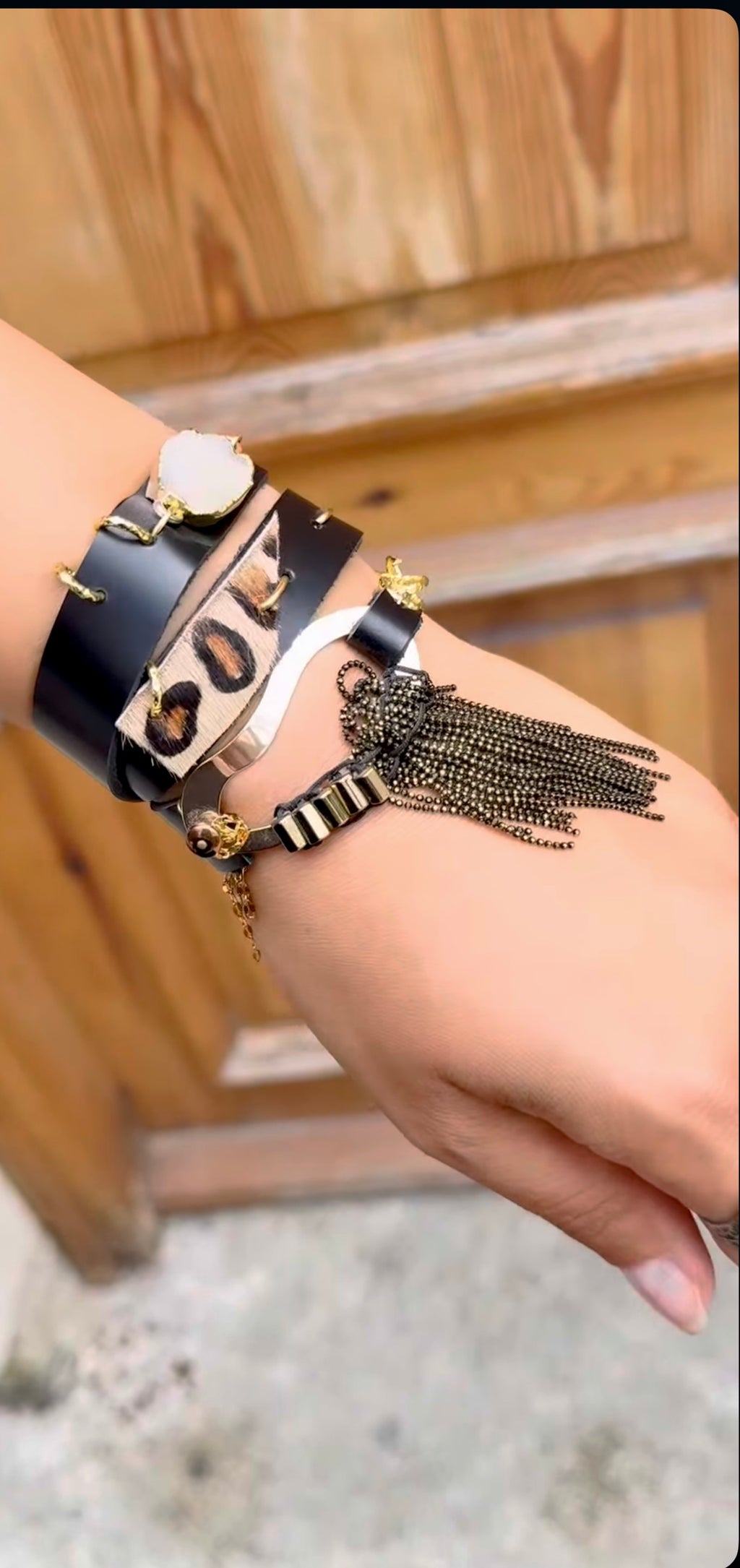 Genuine Leather Bracelet with Quartz & Hematite Stones – Handmade Horsehair Detail